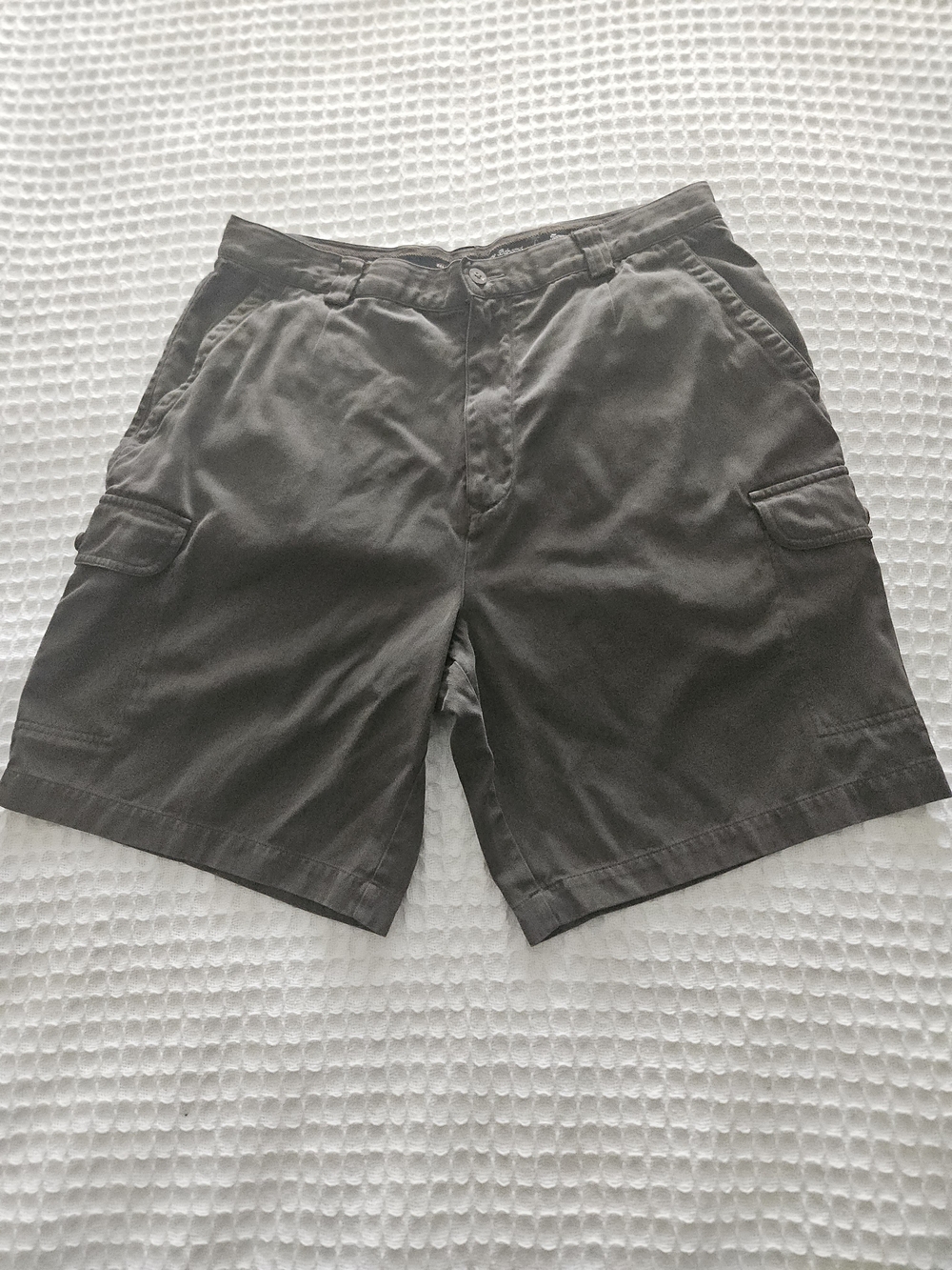 Tommy Bahama Men's Brown Silk/Cotton Cargo Shorts Flat Front.
